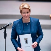 Franziska Giffey (SPD), Regierende Bürgermeisterin von Berlin, steht nach ihrer Vereidigung im Plenarsaal im Berliner Abgeordnetenhaus: Sie führt künftig die neue rot-grün-rote Landesregierung an.