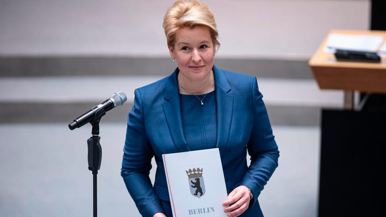 Franziska Giffey (SPD), Regierende Bürgermeisterin von Berlin, steht nach ihrer Vereidigung im Plenarsaal im Berliner Abgeordnetenhaus: Sie führt künftig die neue rot-grün-rote Landesregierung an.