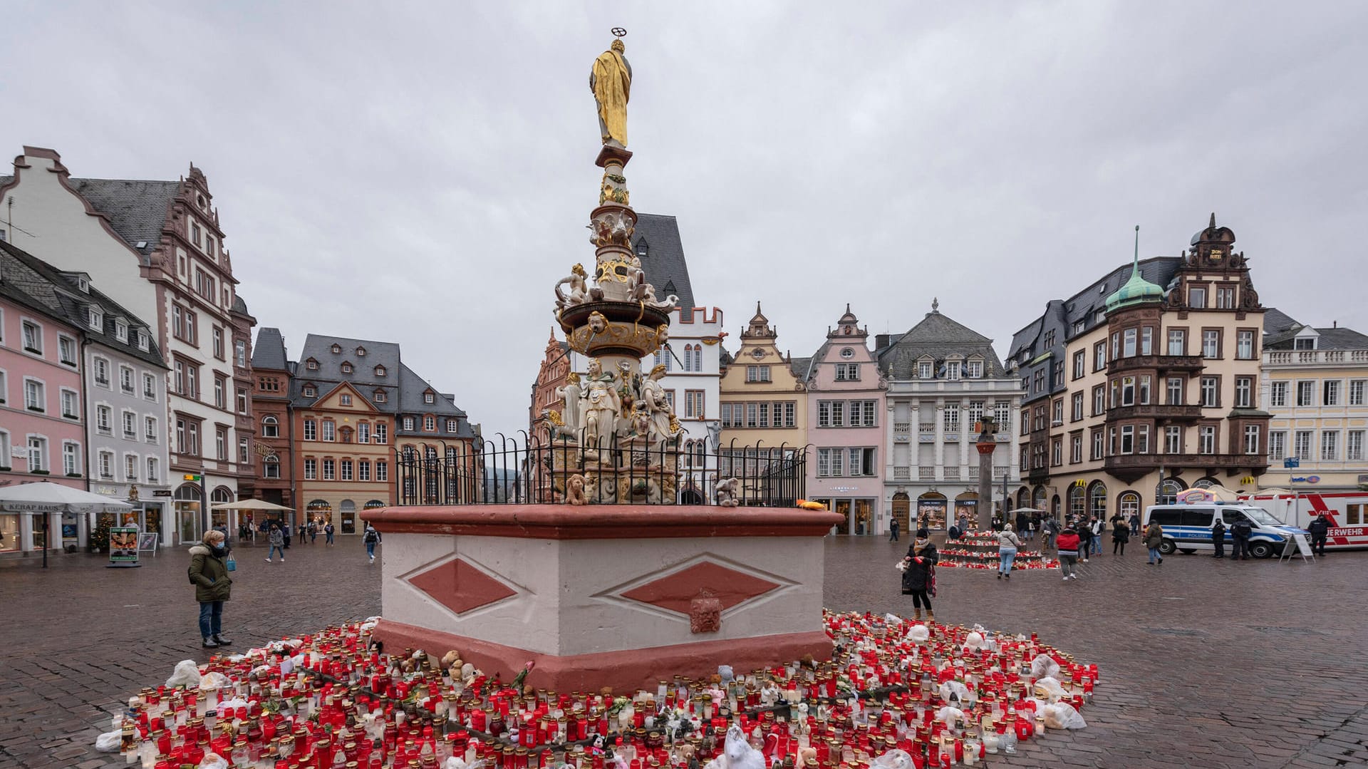 Trauerkerzen in der Trierer Fußgängerzone: Nach der Tat im Dezember 2020 legten viele Anwohner Kerzen und Blumen am Tatort ab.