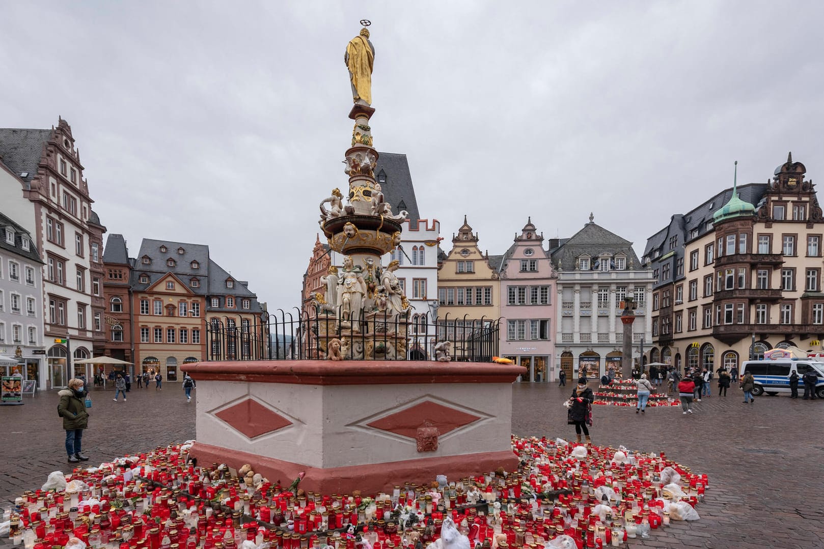 Trauerkerzen in der Trierer Fußgängerzone: Nach der Tat im Dezember 2020 legten viele Anwohner Kerzen und Blumen am Tatort ab.