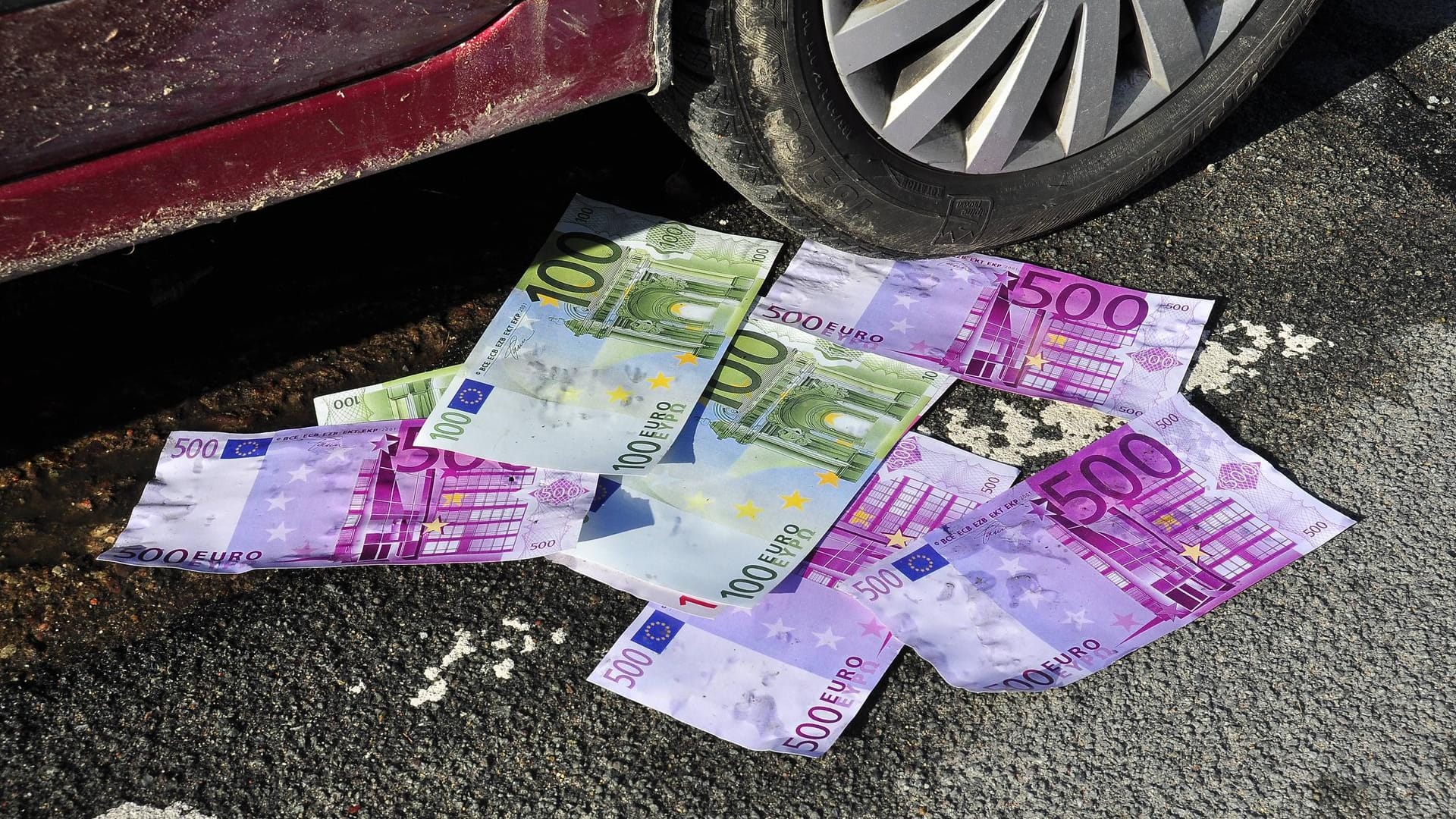 Die Zweijährige warf eine Tüte mit Geldscheinen aus dem Auto ihres Vaters (Symbolbild). Die Zweijährige warf eine Tüte mit Geldscheinen aus dem Auto ihres Vaters (Symbolbild).