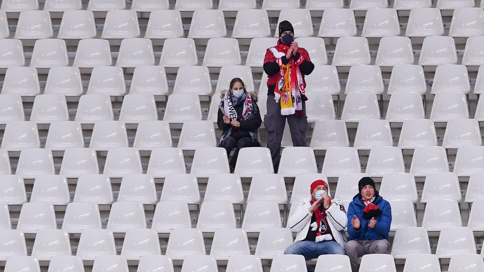 Vier Freiburger Fans beim Bundesliga-Spiel gegen Leverkusen: Ab Januar müssen sie vorerst daheim bleiben. Vier Freiburger Fans beim Bundesliga-Spiel gegen Leverkusen: Ab Januar müssen sie vorerst daheim bleiben.