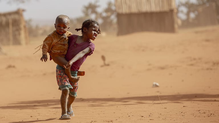 Kinder im Süden Madagaskars (Archivbild): Die schlimmste Dürre seit 40 Jahren gefährdet das Leben Hunderttausender Menschen im afrikanischen Inselstaat Madagaskar.