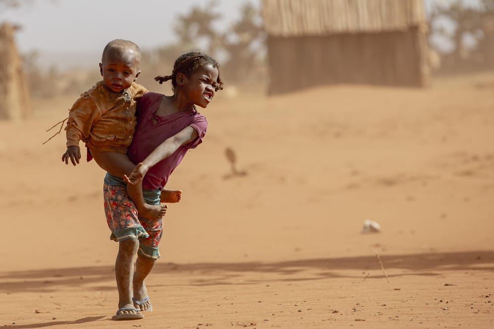 Kinder im Süden Madagaskars (Archivbild): Die schlimmste Dürre seit 40 Jahren gefährdet das Leben Hunderttausender Menschen im afrikanischen Inselstaat Madagaskar.