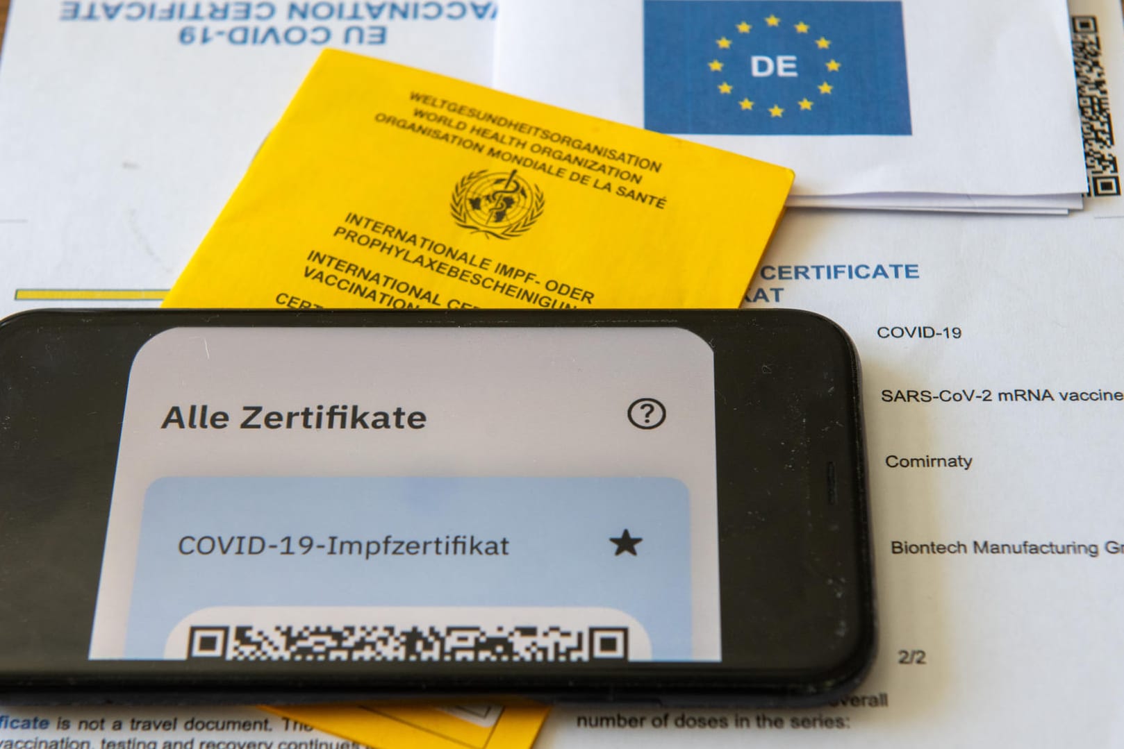 Ein EU-Impfzertifikat: Die Gültigkeit wird künftig an die Auffrischungsimpfung geknüpft.