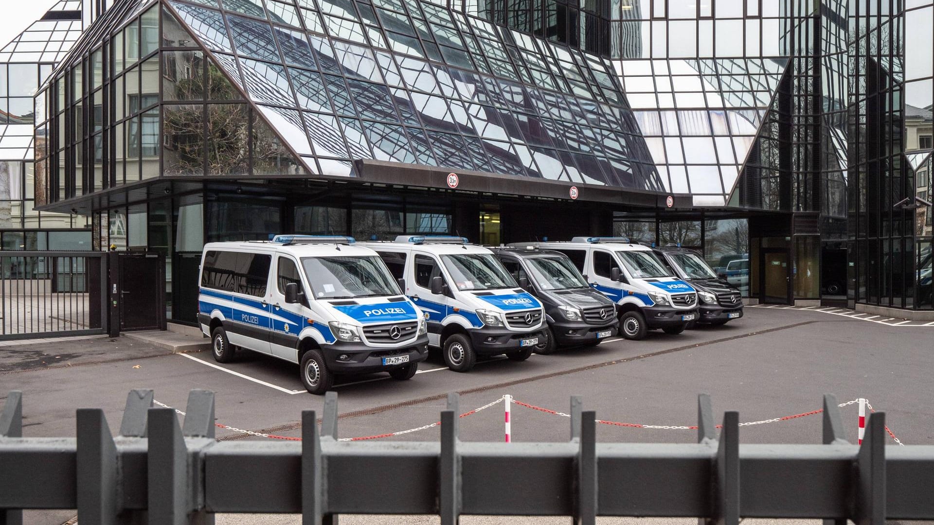 Mehrere Wägen der Polizei bei einer Razzia (Archivbild): In Hessen, Nordrhein-Westfalen und Hessen durchsuchen Einsatzkräfte Wohnungen mutmaßlicher Anlagenbetrüger.