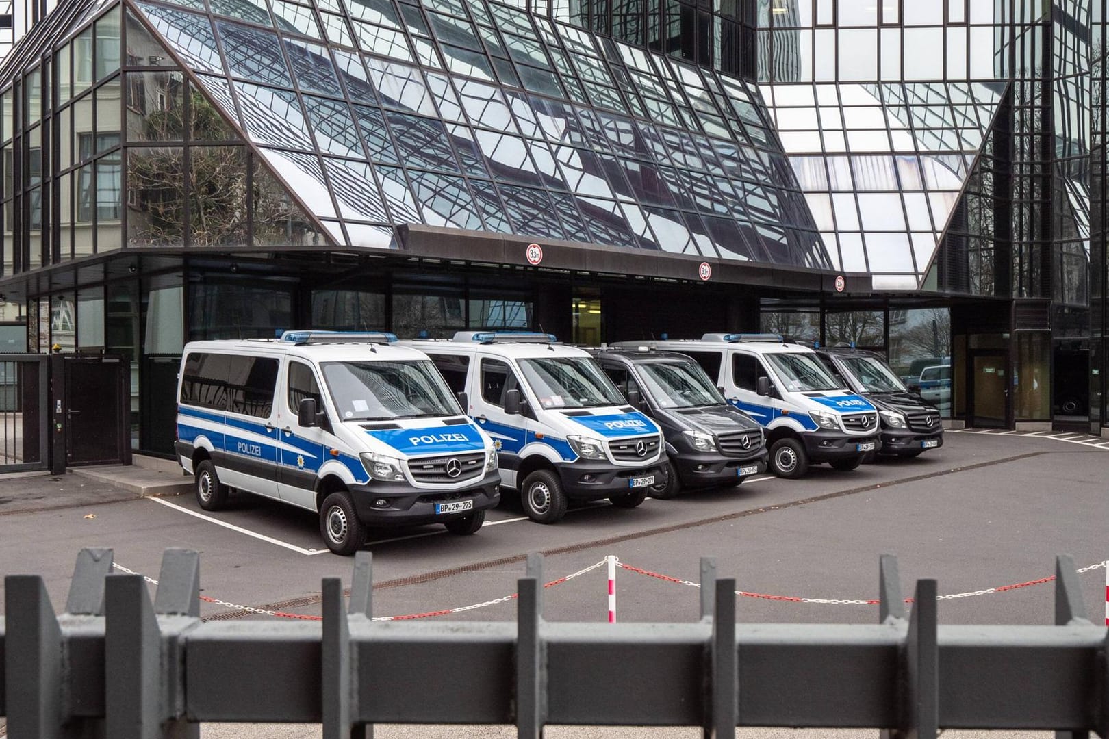 Mehrere Wägen der Polizei bei einer Razzia (Archivbild): In Hessen, Nordrhein-Westfalen und Hessen durchsuchen Einsatzkräfte Wohnungen mutmaßlicher Anlagenbetrüger.