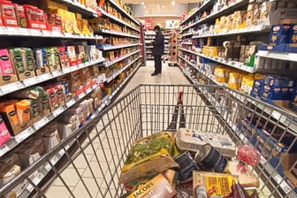 Einkauf in einem Supermarkt (Symbolbild): In einigen Märkten kann man auch an den Weihnachtstagen noch letzte Einkäufe tätigen.