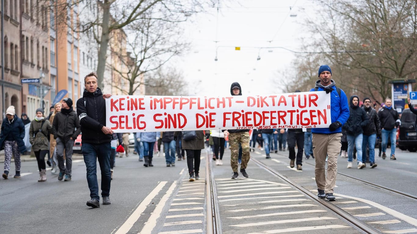 Demonstranten mit Banner gegen eine Impfpflicht in Nürnberg (Archivbild): Einige der Plakate sollen antisemitische Parolen aufgewiesen haben.