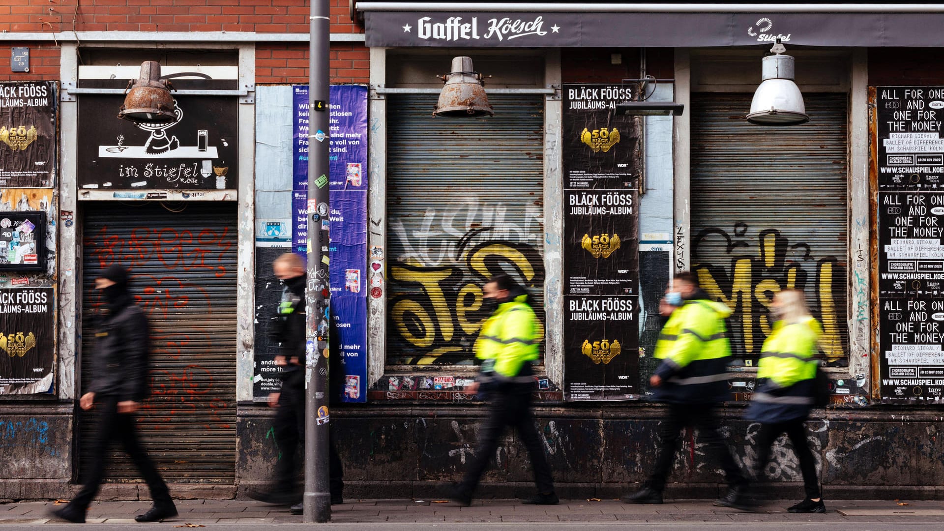 Polizei und Ordnungsamt kontrollieren in der Zülpicher Straße: Ab heute gilt hier ein Waffenverbot.