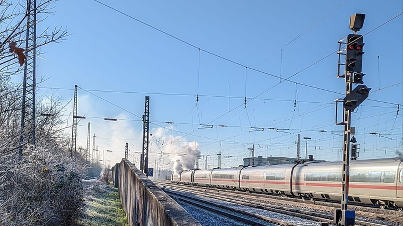 Brand im ICE bei Mannheim: Die Feuerwehr rückte zu einem Großeinsatz aus.