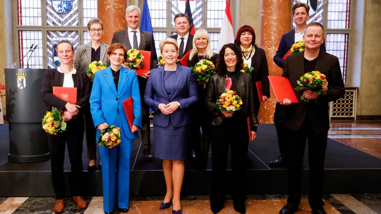 Der neue Berliner Senat: Im Roten Rathaus ernannte die Regierende Bürgermeisterin Franziska Giffey (SPD) ihren zehn Senatorinnen und Senatoren.