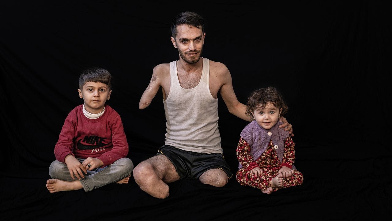 Der dritte Preis geht an ein Foto von Fotograf Younes Mohammad, das Salman Farman Saleh mit seinen beiden Kindern zeigt. Der dritte Preis geht an ein Foto von Fotograf Younes Mohammad, das Salman Farman Saleh mit seinen beiden Kindern zeigt.