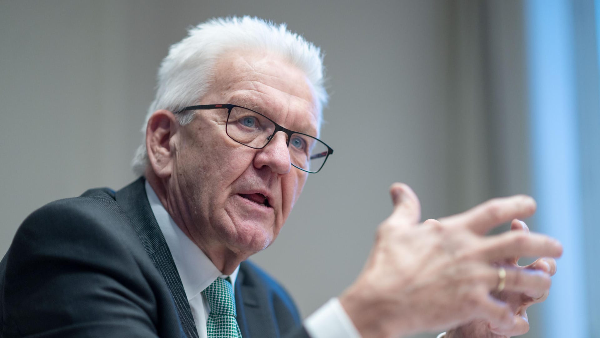 Winfried Kretschmann während eines Gesprächs mit der Deutschen Presse-Agentur (Archivbild): Der Ministerpräsident von Baden-Württemberg kritisiert die Bundesregierung.