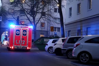 Ein Rettungswagen fährt durch Dortmund (Archivbild): Ein 60-Jähriger ist von mehreren Personen verletzt worden.