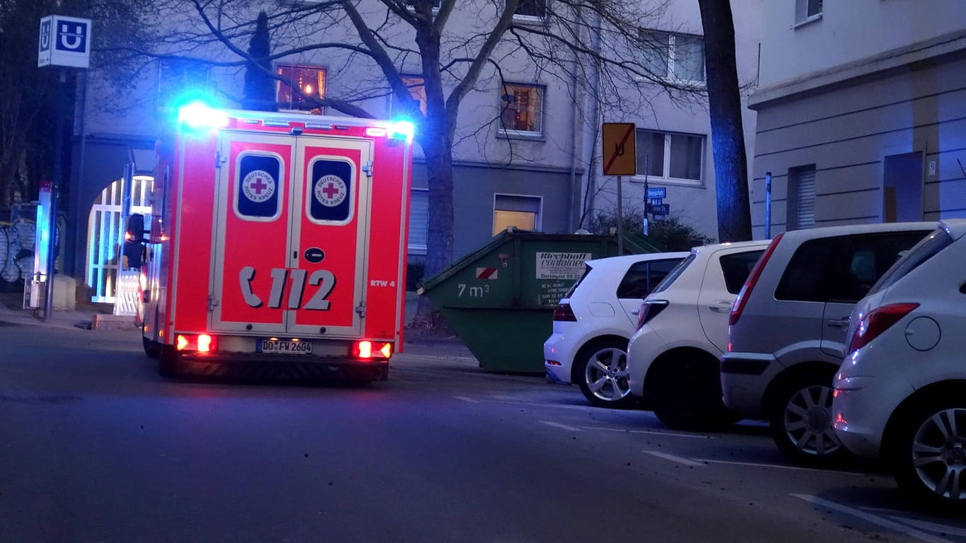 Ein Rettungswagen fährt durch Dortmund (Archivbild): Ein 60-Jähriger ist von mehreren Personen verletzt worden.