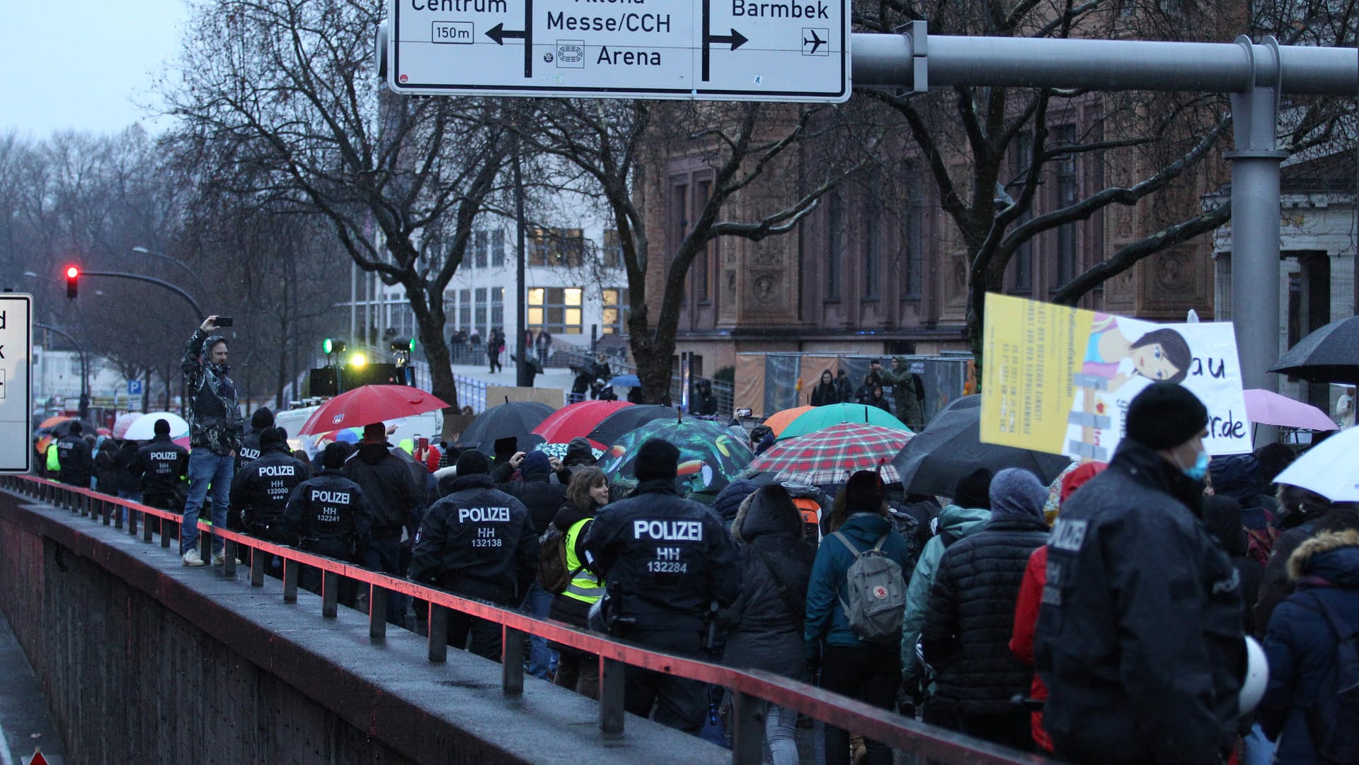 Die Hamburger Polizei begleitet eine Demonstration von Kritikern der Corona-Maßnahmen (Archivbild): Bei einer Auseinandersetzung zwischen Teilnehmern und Störern ist eine 90-Jährige schwer verletzt worden. Die Hamburger Polizei begleitet eine Demonstration von Kritikern der Corona-Maßnahmen (Archivbild): Bei einer Auseinandersetzung zwischen Teilnehmern und Störern ist eine 90-Jährige schwer verletzt worden.