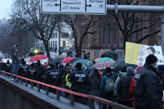 Die Hamburger Polizei begleitet eine Demonstration von Kritikern der Corona-Maßnahmen (Archivbild): Bei einer Auseinandersetzung zwischen Teilnehmern und Störern ist eine 90-Jährige schwer verletzt worden.