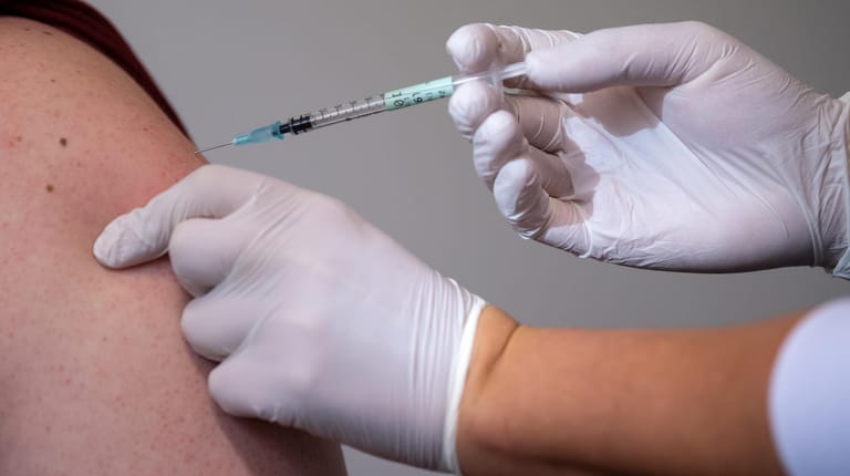 Eine Corona-Impfung: Die Ständige Impfkommission hat eine Auffrischung der Corona-Impfung nun bereits nach drei Monaten empfohlen.