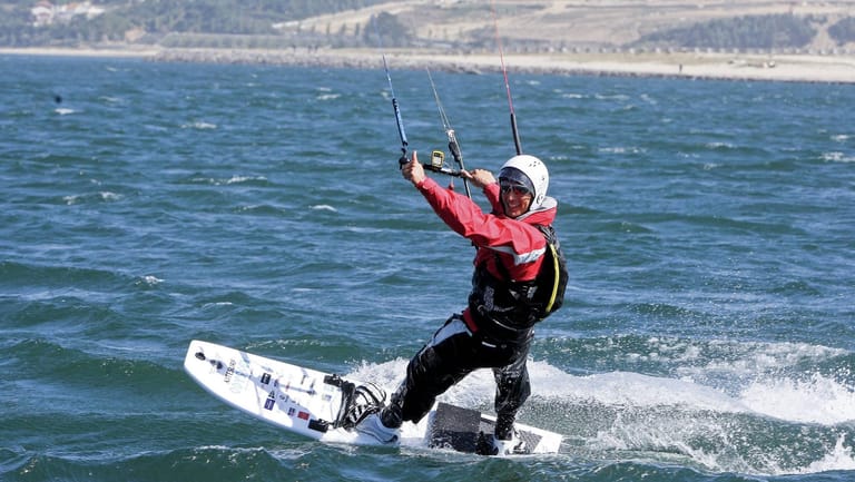 Francisco Lufinha bei einem früheren Weltrekordversuch mit dem Kite: Bei seiner Atlantiküberquerung nutzte er ein kleines Boot, auf dem es auch eine Schlafkabine gibt.