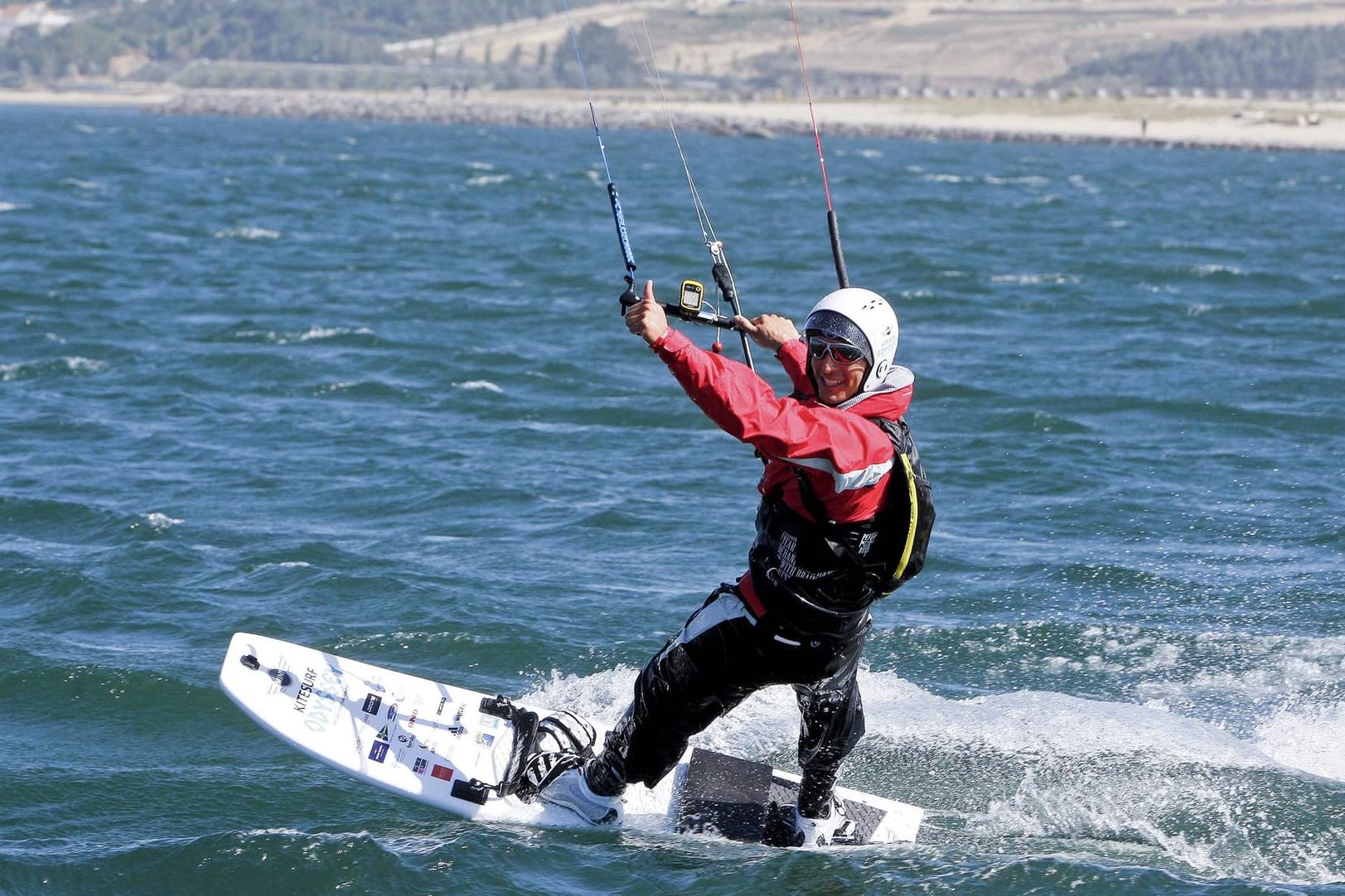 Francisco Lufinha bei einem früheren Weltrekordversuch mit dem Kite: Bei seiner Atlantiküberquerung nutzte er ein kleines Boot, auf dem es auch eine Schlafkabine gibt.