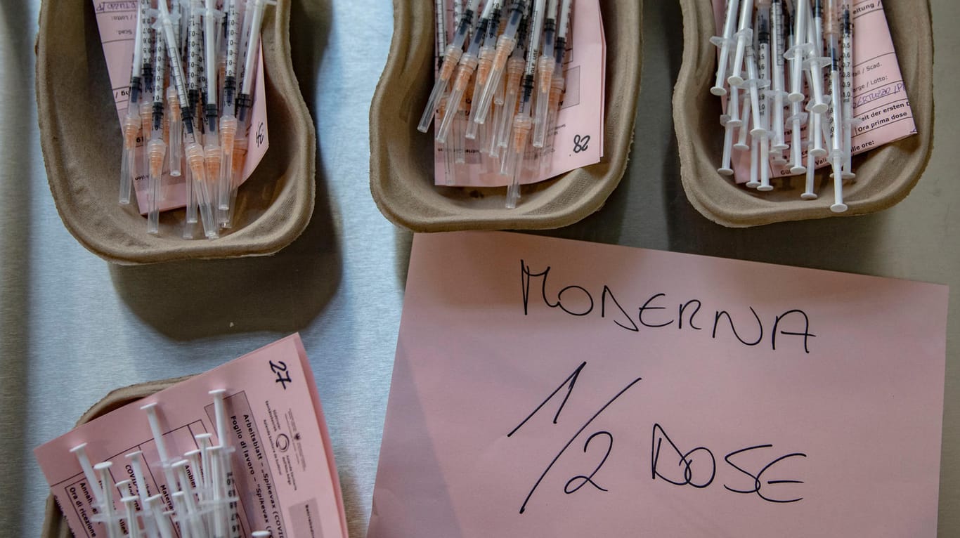 Impfmarathon in Bozen, Südtirol: Das Vakzin Moderna wird derzeit haufenweise ausgegeben.
