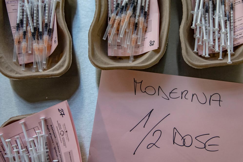 Impfmarathon in Bozen, Südtirol: Das Vakzin Moderna wird derzeit haufenweise ausgegeben.