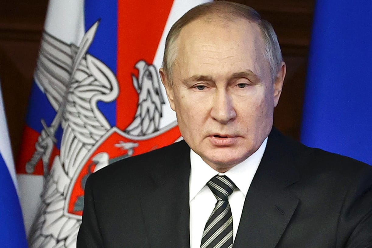 Wladimir Putin spricht bei einer erweiterten Sitzung des russischen Verteidigungsministeriums im Nationalen Verteidigungskontrollzentrum: Der russische Präsident hat den USA mit Konsequenzen gedroht.