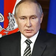 Wladimir Putin spricht bei einer erweiterten Sitzung des russischen Verteidigungsministeriums im Nationalen Verteidigungskontrollzentrum: Der russische Präsident hat den USA mit Konsequenzen gedroht.