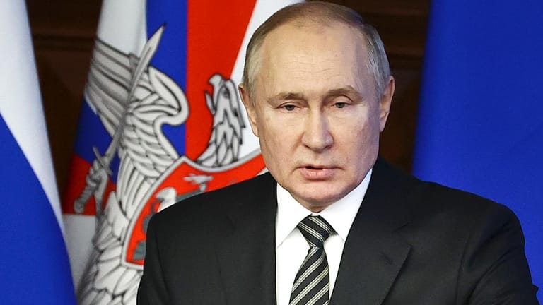 Wladimir Putin spricht bei einer erweiterten Sitzung des russischen Verteidigungsministeriums im Nationalen Verteidigungskontrollzentrum: Der russische Präsident hat den USA mit Konsequenzen gedroht.