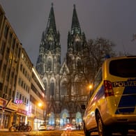 Polizeiwagen in Köln (Symbolfoto): Die Polizei sucht nach Verdächtigen.