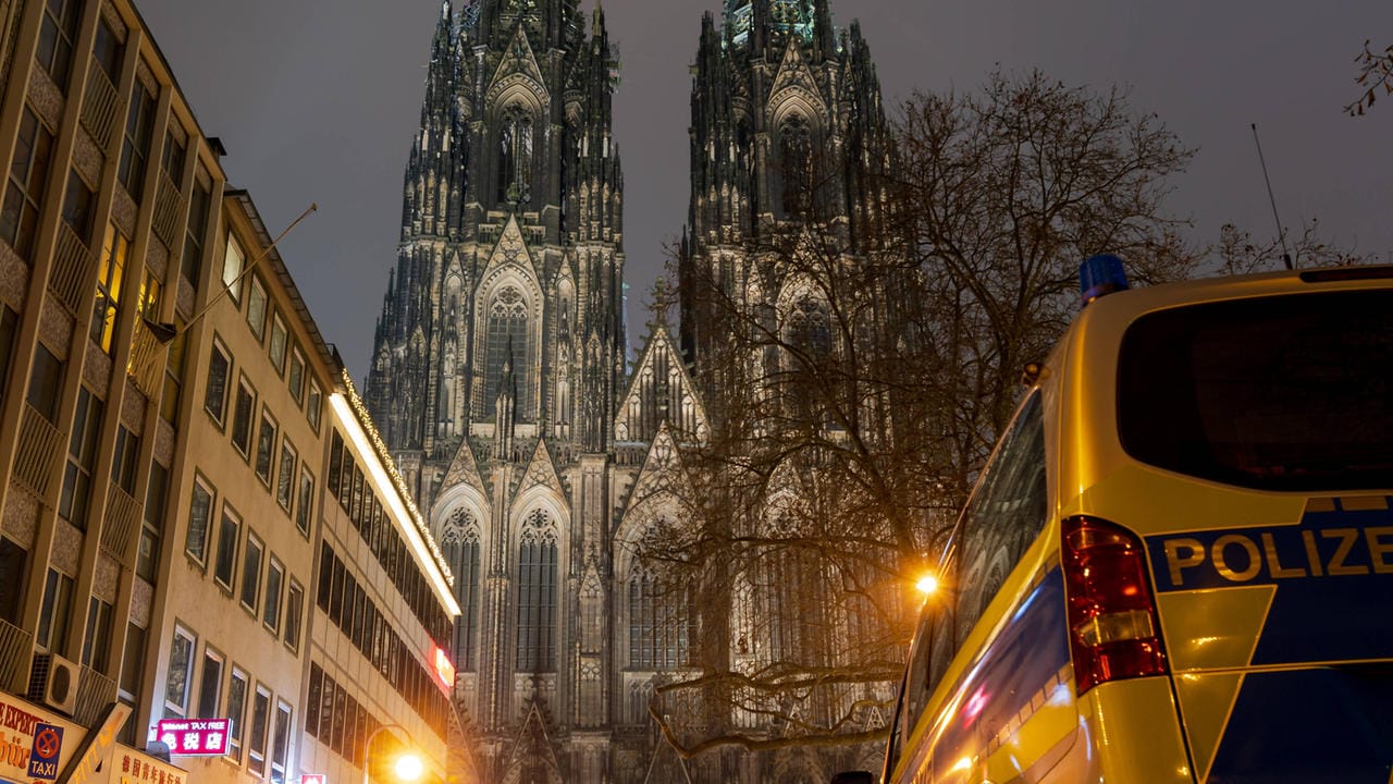 Polizeiwagen in Köln (Symbolfoto): Die Polizei sucht nach Verdächtigen. Polizeiwagen in Köln (Symbolfoto): Die Polizei sucht nach Verdächtigen.