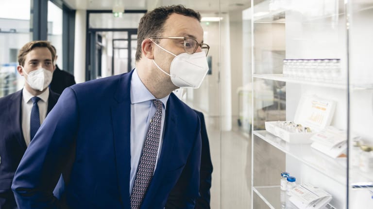 Ex-Gesundheitsminister Jens Spahn bei der Eröffnung einer neuen Produktionsstätte für den Biontech-Impfstoff: Warum orderte seine Behörde Tausende Dosen für den Bundestag, obwohl das Mittel absehbar knapp wurde?