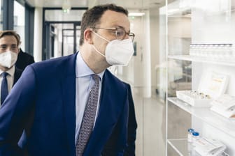 Ex-Gesundheitsminister Jens Spahn bei der Eröffnung einer neuen Produktionsstätte für den Biontech-Impfstoff: Warum orderte seine Behörde Tausende Dosen für den Bundestag, obwohl das Mittel absehbar knapp wurde?