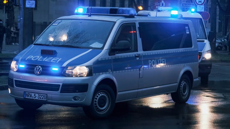 Polizeiwagen in Düsseldorf (Archivbild): Montag brach ein Mann auf dem Weg zur Wache zusammen und starb später im Krankenhaus.