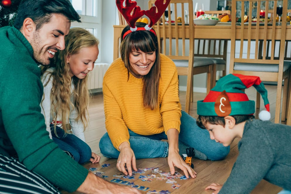 Gesellschaftsspiele kann man in großer oder kleiner Runde spielen: Wir zeigen Ihnen reduzierte Brettspiele, die noch vor Weihnachten geliefert werden.