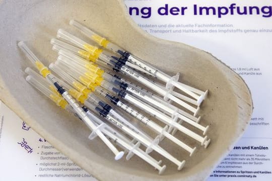 Die Ständige Impfkommission (Stiko) empfiehlt Auffrischimpfungen wegen der Omikron-Variante des Coronavirus bereits nach mindestens drei statt nach sechs Monaten.