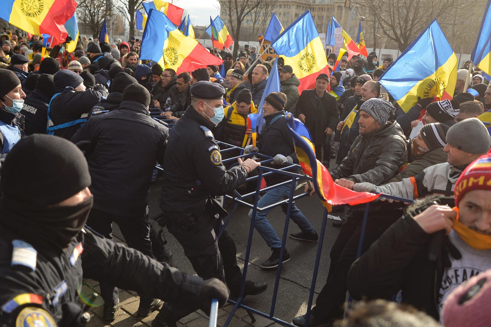 Rumänien, Bukarest: Polizisten versuchen, Demonstranten vor dem Parlamentsgebäude abzuwehren.