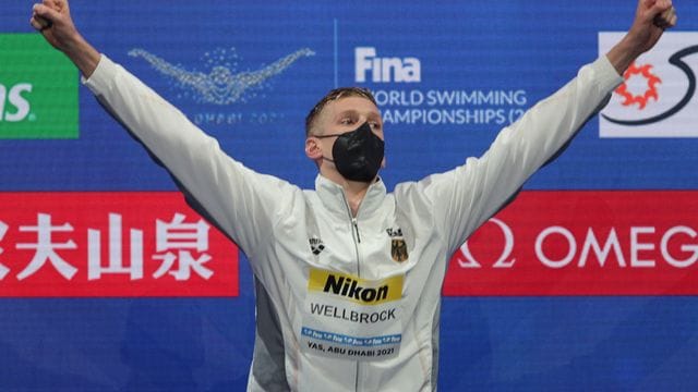 Der 24-Jährige jubelt auf dem Podium über seinen Sieg.