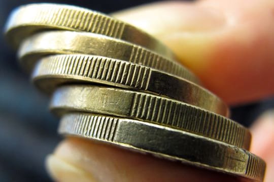 Ein paar Euros sind okay, aber wer gewerbsmäßig Dinge im Netz verkauft, muss mit Kürzungen bei Sozialleistungen rechnen.