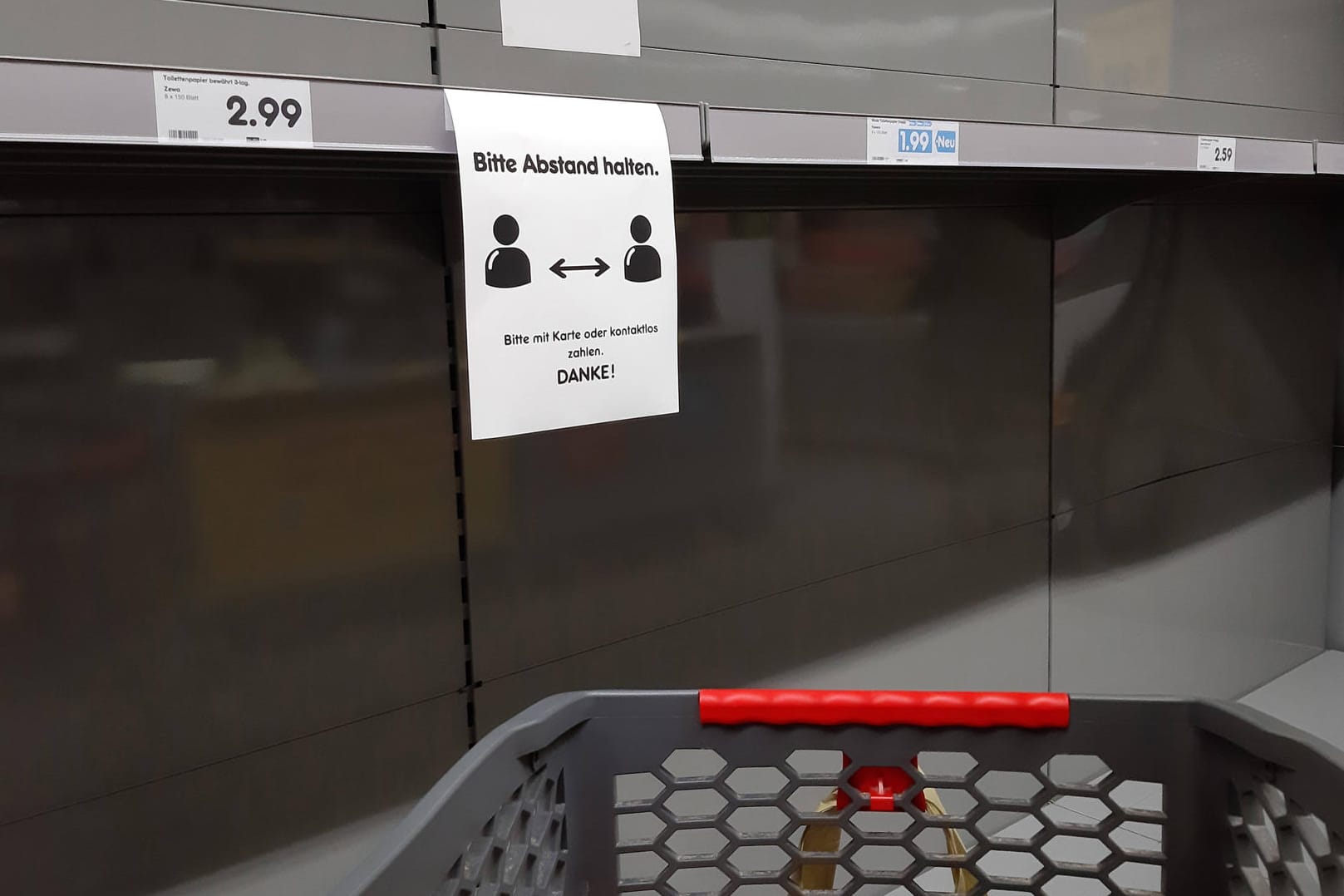 Leere Regale in einem Discounter im Frühjahr 2020 (Symbolbild): Die Logistikbranche will Engpässe verhindern. Leere Regale in einem Discounter im Frühjahr 2020 (Symbolbild): Die Logistikbranche will Engpässe verhindern.