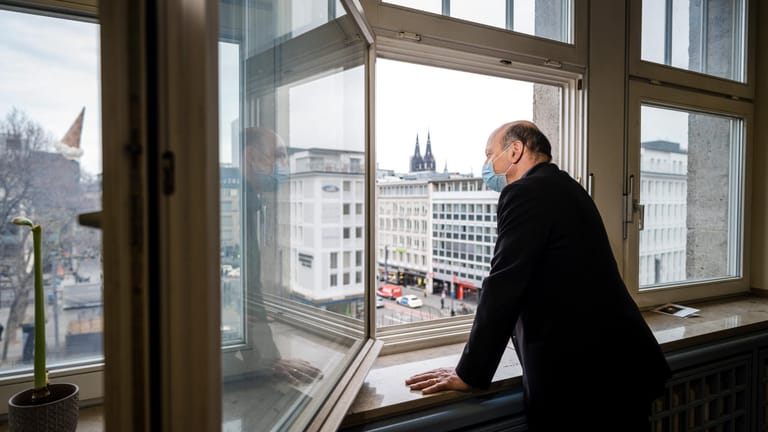 Johannes Nießen lehnt am geöffneten Fenster im Kölner Gesundheitsamt: "Der Öffentliche Gesundheitsdienst muss gestärkt werden."
