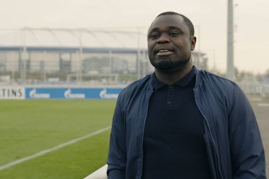 Der Teammanager des Fußball-Zweitligisten FC Schalke 04: Gerald Asamoah.