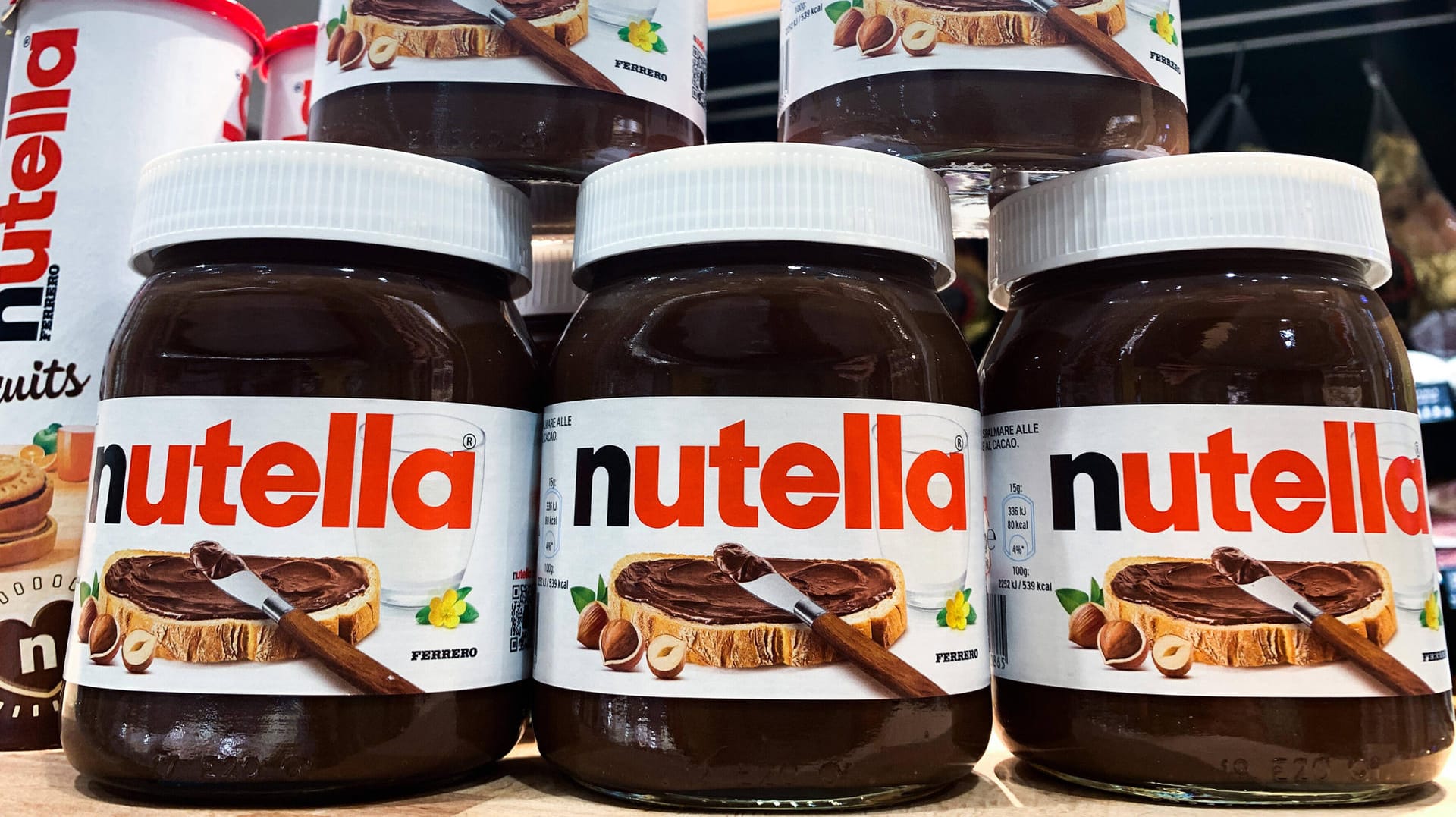 Nutella-Gläser (Symbolbild): Die Türkei ist der weltgrößte Produzent von Haselnüssen – die Abhängigkeit der Konzerne daher groß.