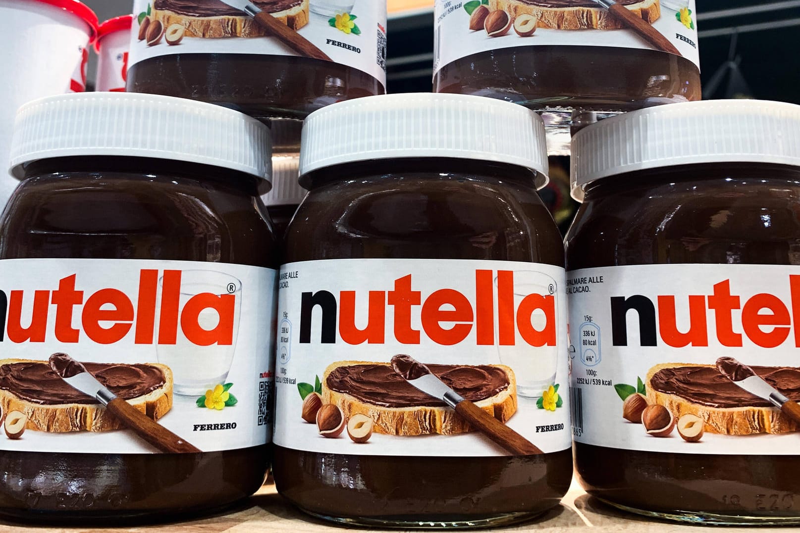 Nutella-Gläser (Symbolbild): Die Türkei ist der weltgrößte Produzent von Haselnüssen – die Abhängigkeit der Konzerne daher groß.