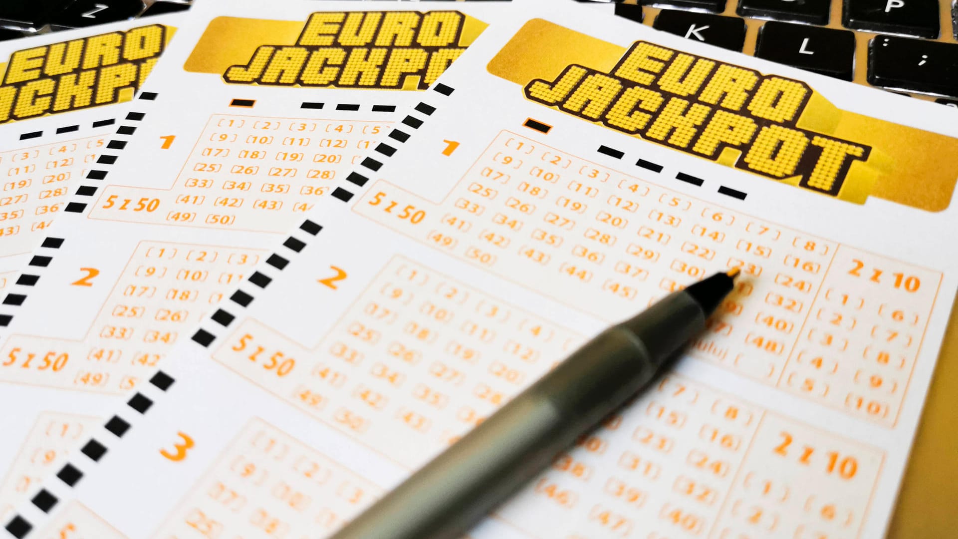 Eurojackpot-Scheine (Archivbild): Die glückliche Gewinnerin gab ihren Tipp erst kurz vor der Ziehung ab. Eurojackpot-Scheine (Archivbild): Die glückliche Gewinnerin gab ihren Tipp erst kurz vor der Ziehung ab.