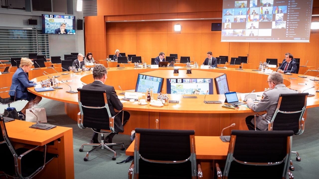 Im Kampf gegen die rasante Ausbreitung der Omikron-Variante haben Bund und Länder neue Regeln vereinbart. Im Kampf gegen die rasante Ausbreitung der Omikron-Variante haben Bund und Länder neue Regeln vereinbart.