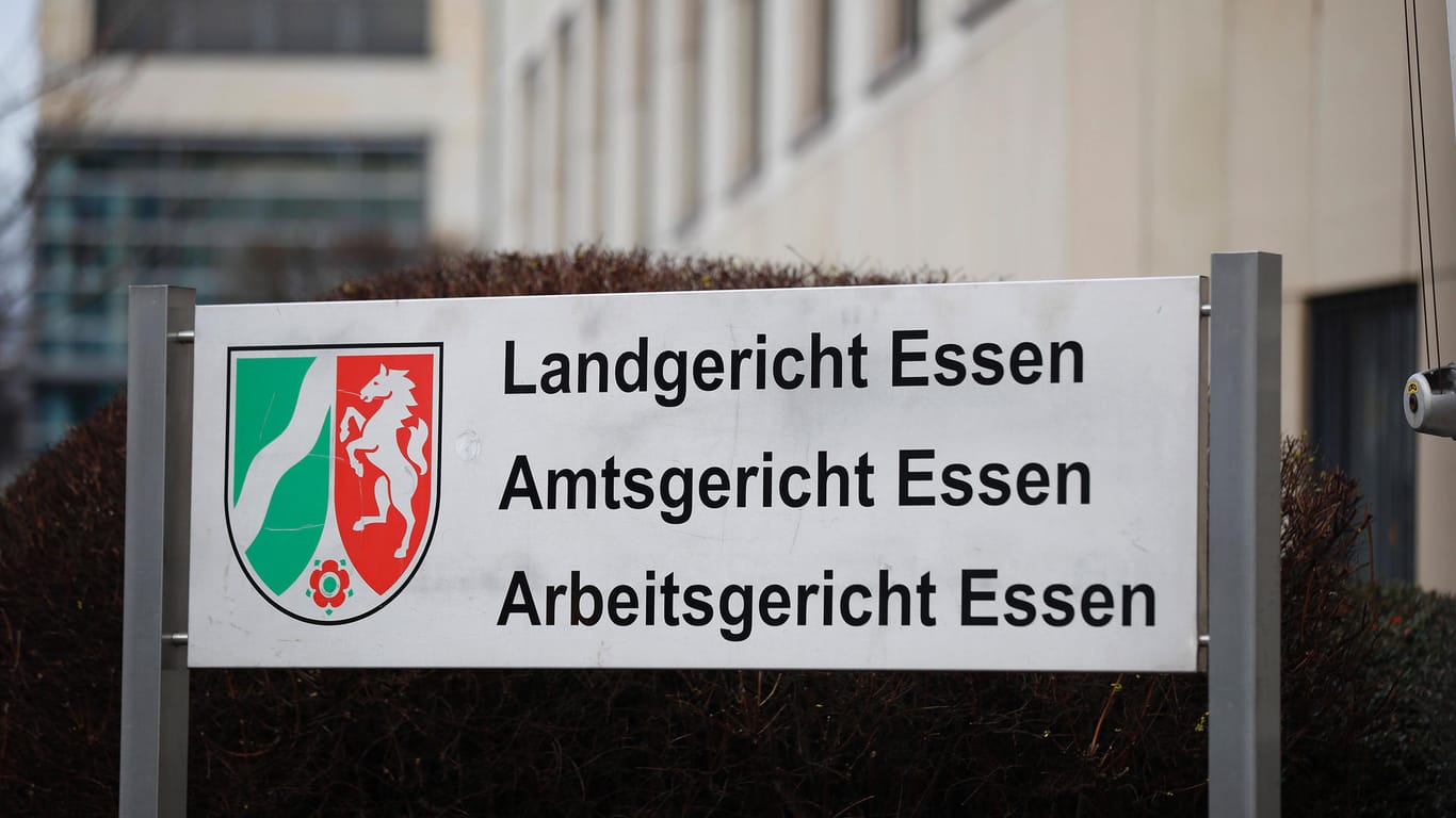 Schild vor dem Landgericht Essen (Symbolbild): Die Angeklagten haben Aussagen angekündigt.