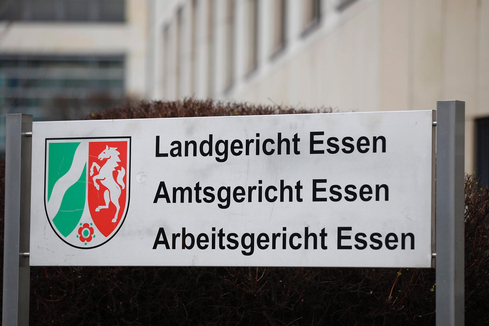 Schild vor dem Landgericht Essen (Symbolbild): Die Angeklagten haben Aussagen angekündigt.