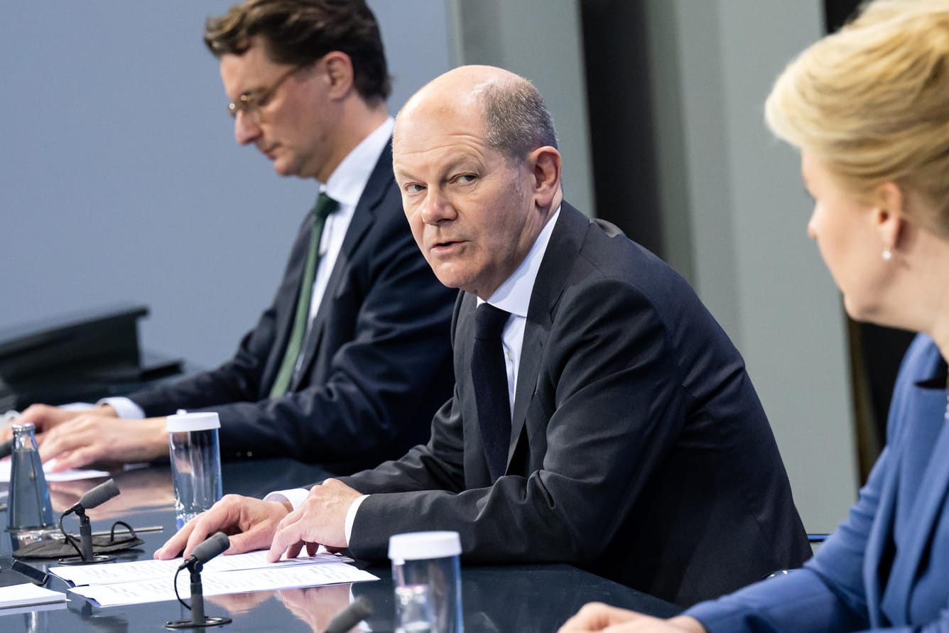 Wüst, Scholz, Giffey: Die Politiker informierten nach dem Bund-Länder-Gipfel über die Corona-Beschlüsse.